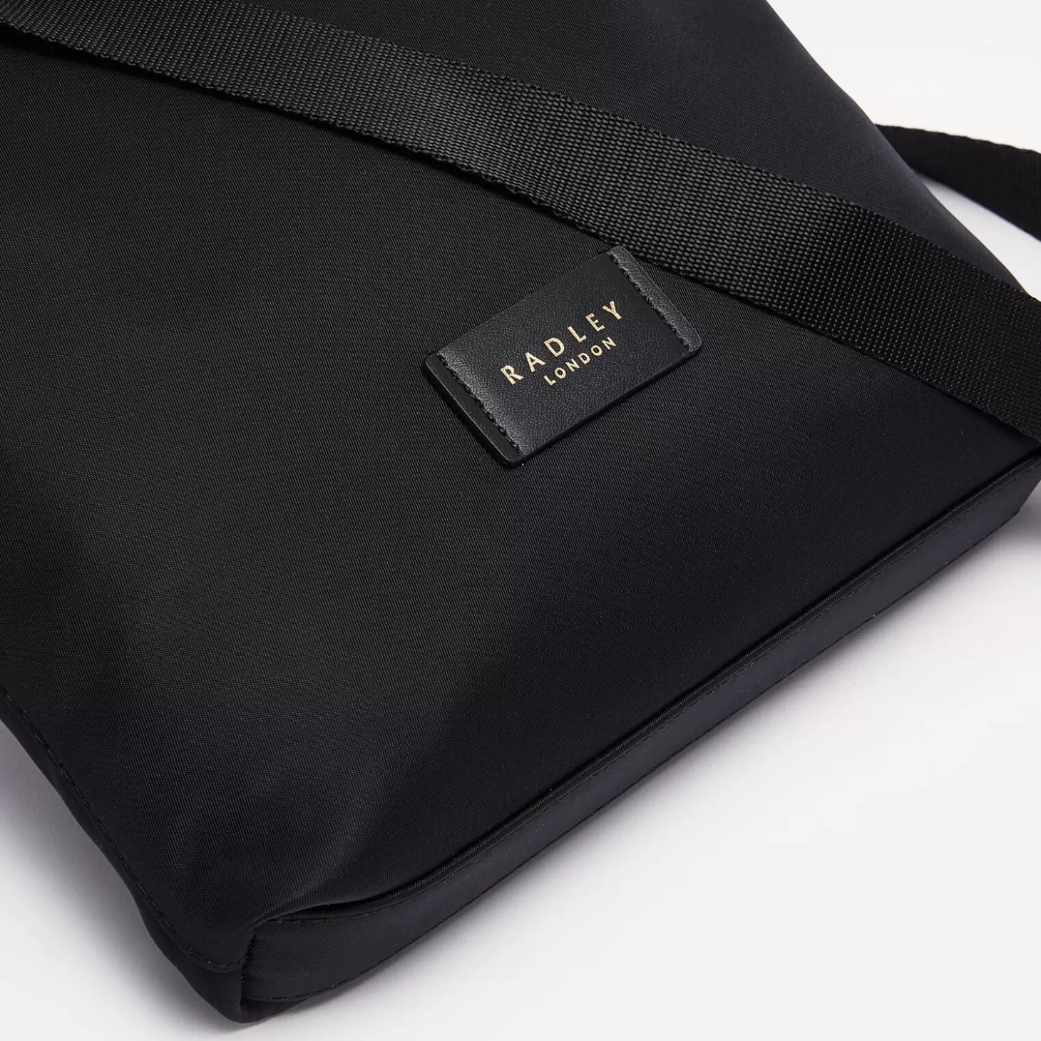 Women's Pocket Essentials Recycled Small Ziptop Cross Body Bag - Black*Radley Online